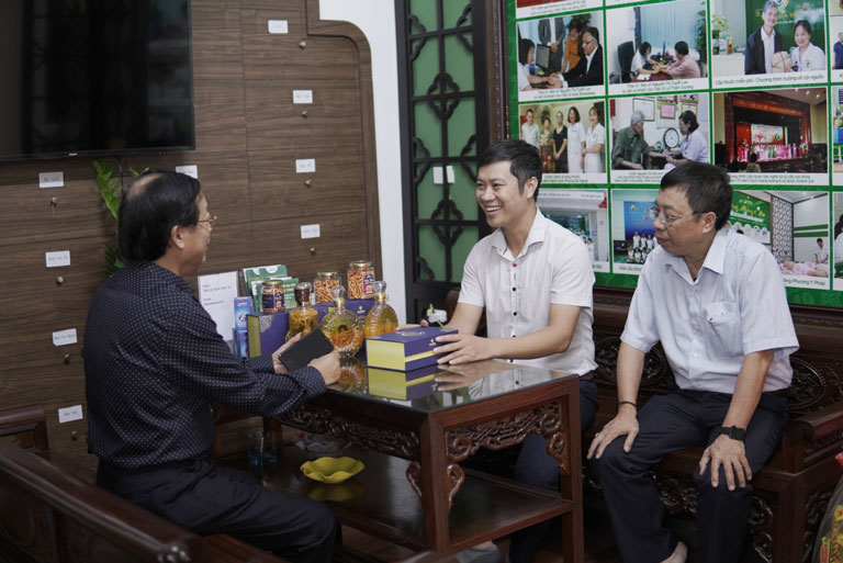 Nghệ sĩ Phú Thăng chăm chú lắng nghe về công dụng của đông trùng hạ thảo do BS Lê Hữu Tuấn và Giám đốc Vietfarm chia sẻ