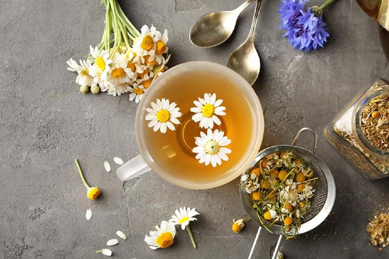 Sử dụng hoa cúc kết hợp trùng thảo trong pha trà tạo nên thành phẩm thơm ngon