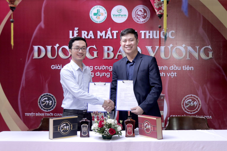 Đại diện Trung tâm Vietfarm ký kết cung ứng độc quyền dược liệu cho bài thuốc Dương Bảo Vương