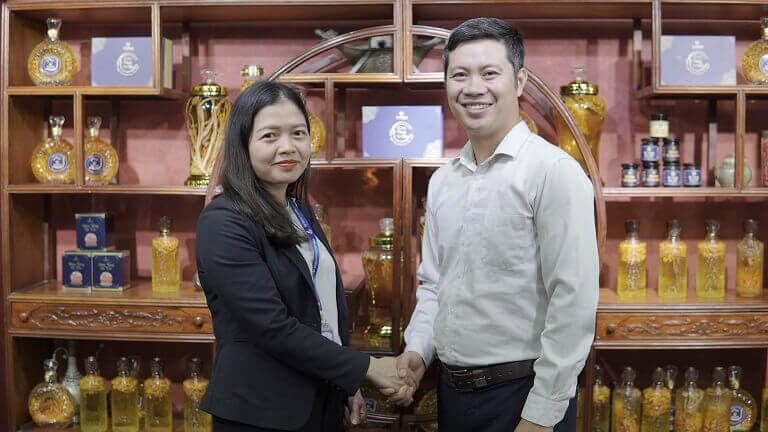Chủ tịch công đoàn Tập đoàn Vietmec – Bà Nguyễn Lan Anh và Giám đốc Vietfarm – Ông Nhâm Quang Đoài trong buổi kí kết cung cấp set quà cho sự kiện