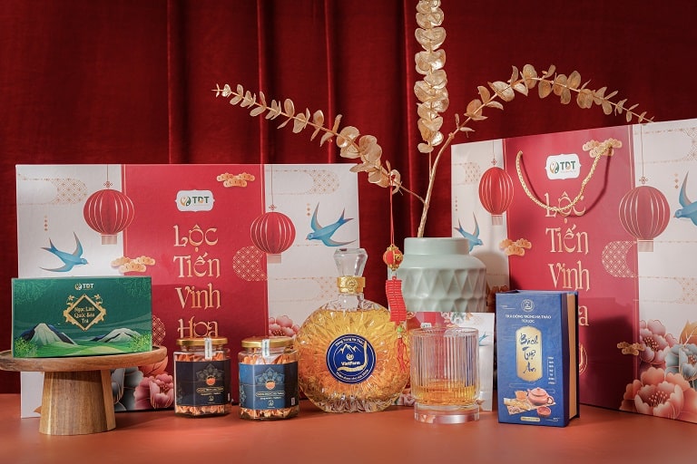 Các chế phẩm từ đông trùng hạ thảo trong set quà Lộc Tiến Vinh Hoa: rượu Bách Vương Khang, trà Bách Tuệ An, Ngọc Linh Quốc Bảo trà