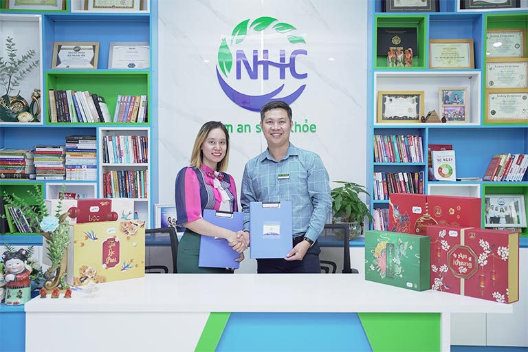 Bà Hải Yến và ông Nhâm Quang Đoài tại buổi ký kết hợp tác cung ứng set quà Tết