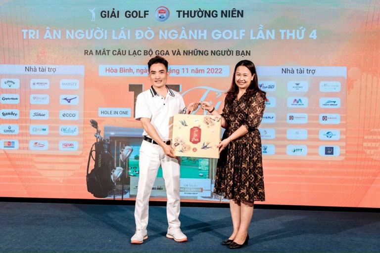 Bà Đinh Thị Kim Thoa trao giải bộ quà Tết cao cấp cho các Golfer