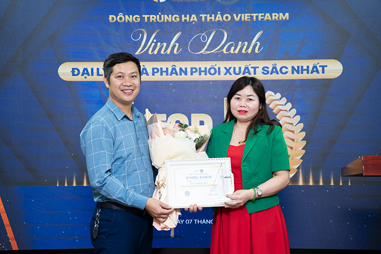 Bà Phạm Hồng Dung - Top 1 đại lý xuất sắc nhất quý IV 2022