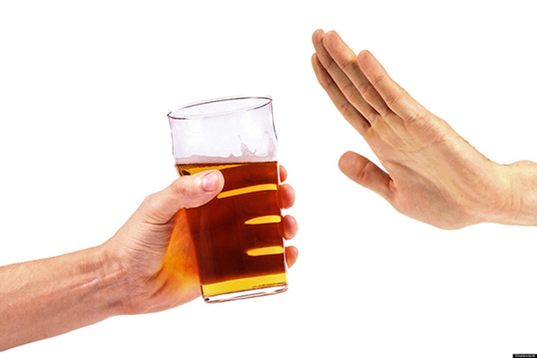 Nam giới bị rối loạn cương dương cần hạn chế uống rượu bia và đồ uống có cồn