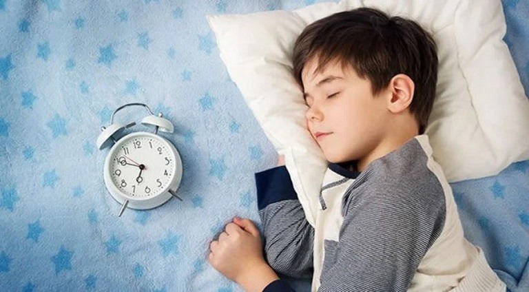Trẻ em khó ngủ phải làm sao? Cha mẹ cần thiết lập giờ ngủ sinh học cho trẻ