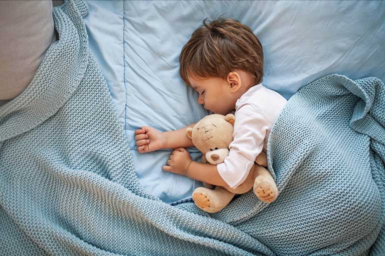 Cha mẹ nên quan tâm đến sức khỏe của con, tạo cho con thói quen ngủ đúng giờ