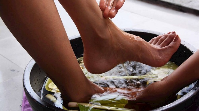 Ngâm chân với nước ấm giúp khí huyết lưu thông, tinh thần thư giãn
