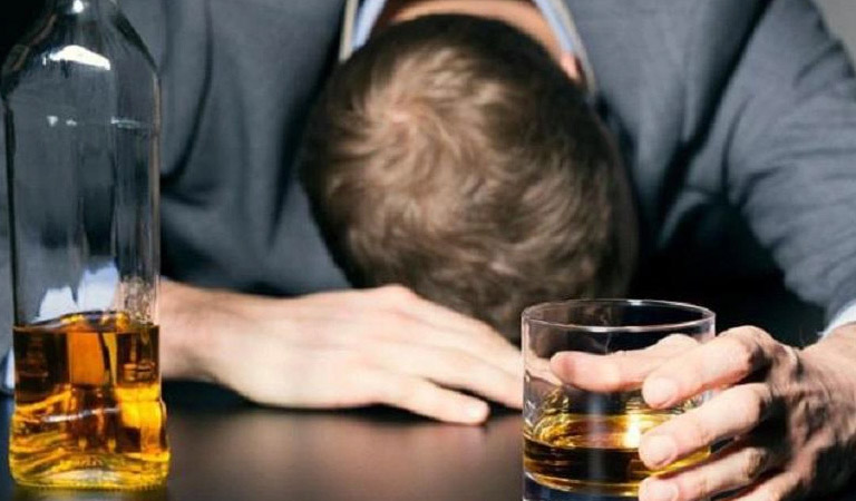 Đau đầu có thể xuất hiện khi uống quá nhiều bia rượu