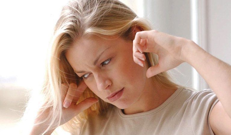 Đau đầu ù tai là bệnh gây đau nhức đầu và tai nghe thấy tiếng kêu lạ