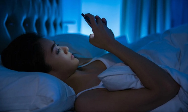 Hạn chế sử dụng thiết bị điện tử trước khi đi ngủ