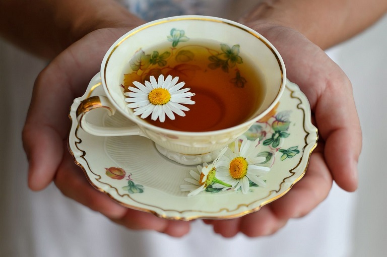 Uống trà hoa cúc - cách chữa bệnh mất ngủ dân gian đơn giản